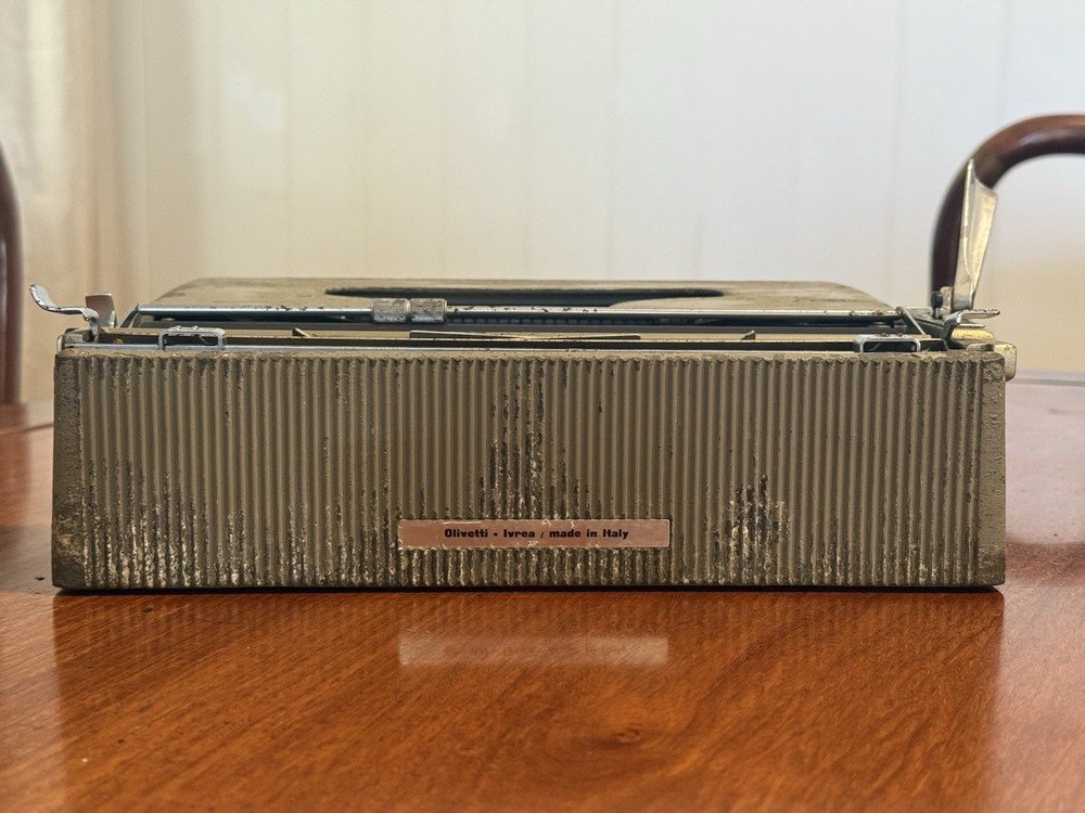 Italian OLIVETTI Lettera 22 Portable Typewriter + Original Case - Working!