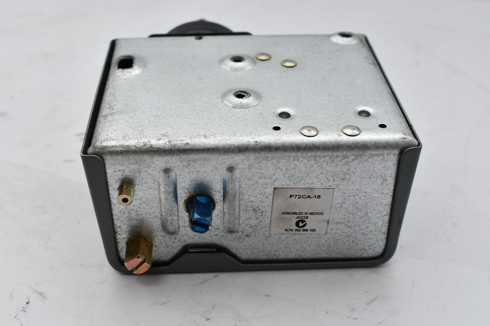 Johnson Controls P72CA-18 PRESSURE CONTROL SWITCH Controller