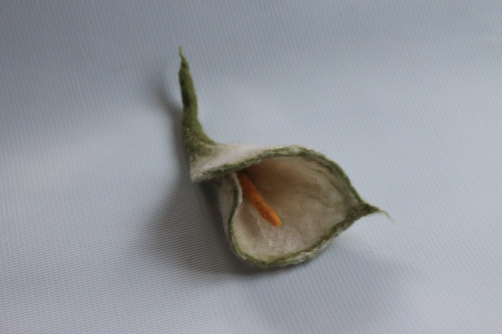 Brooch flower white calla / wool / pin / Handmade