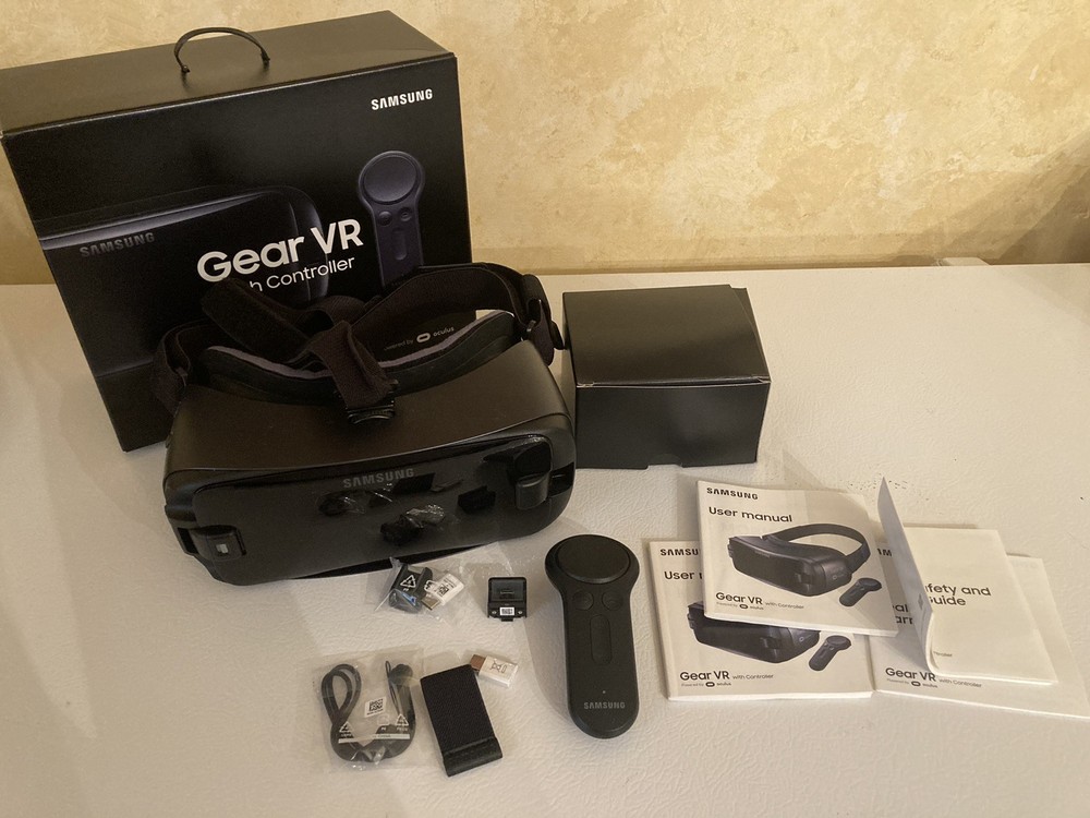 SAMSUNG GALAXY Gear VR Oculus Virtual Reality Headset w/ Controller, New