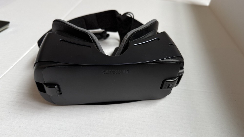 Samsung Gear VR Black Smartphone Virtual Reality Headset with controller