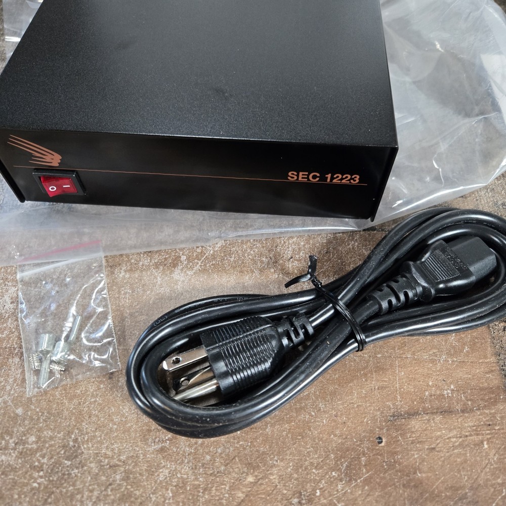 Samlex SEC-1223 23A 13.8VDC Switching Power Supply