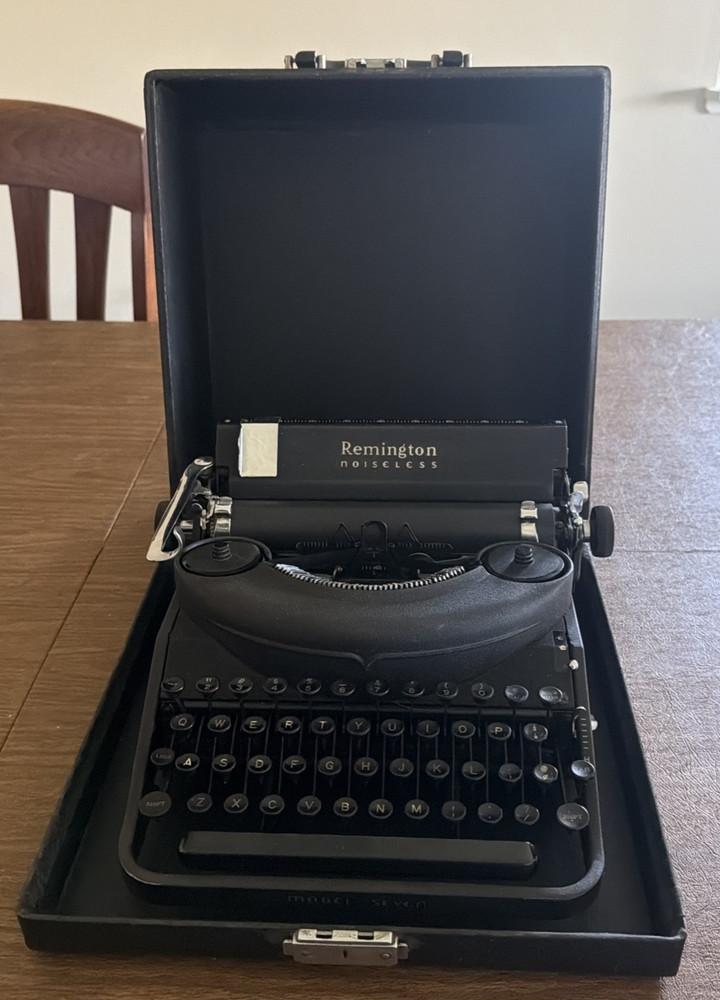 Remington Noiseless Typewriter Model 7 with Case