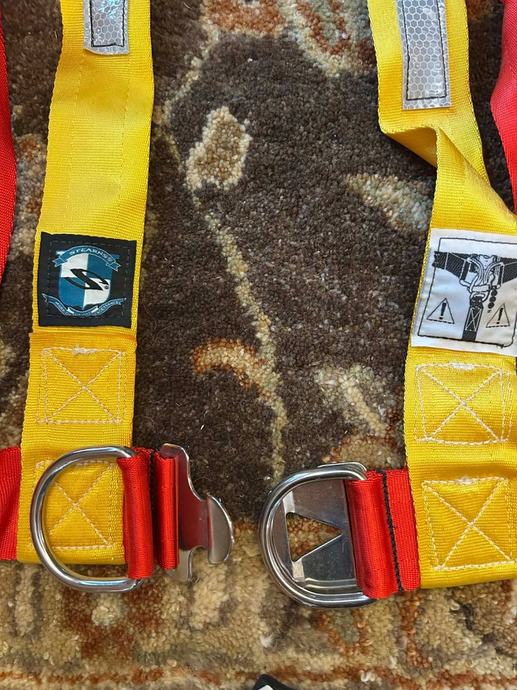 Two Stearns Sailing Harness medium large + Two Kong Italy Elastic Tether Single