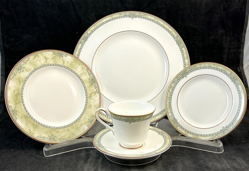 Royal Doulton Isabella Original Shape 5 Piece Place Setting
