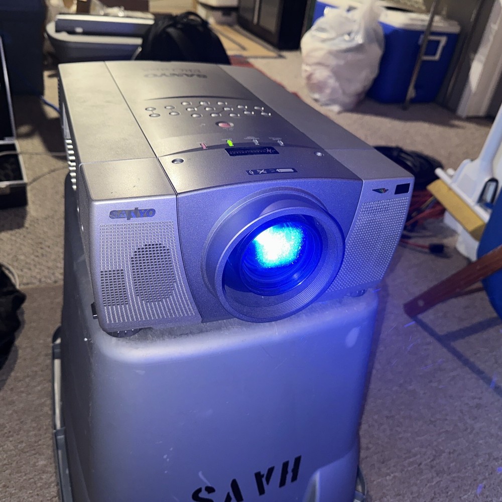 Sanyo PLC-XP30 Large Venue Presentation Projector - PRO xtraX Multimedia -TESTED