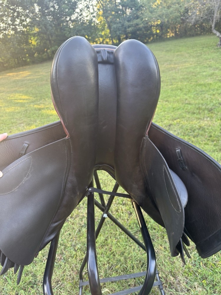 2017 COUNTY SOLUTION HJ 17.5 FORWARD FLAP JUMP SADDLE