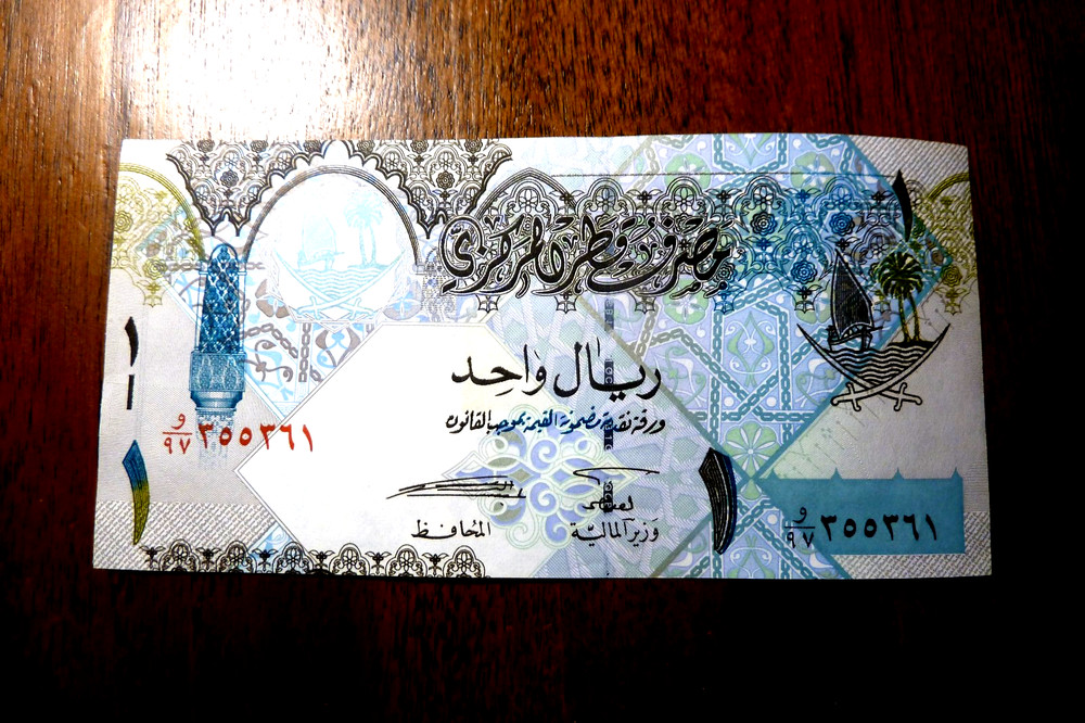 NEAR GEM UNC !!!!  QATAR  P28，1-RIAL，ND 2015