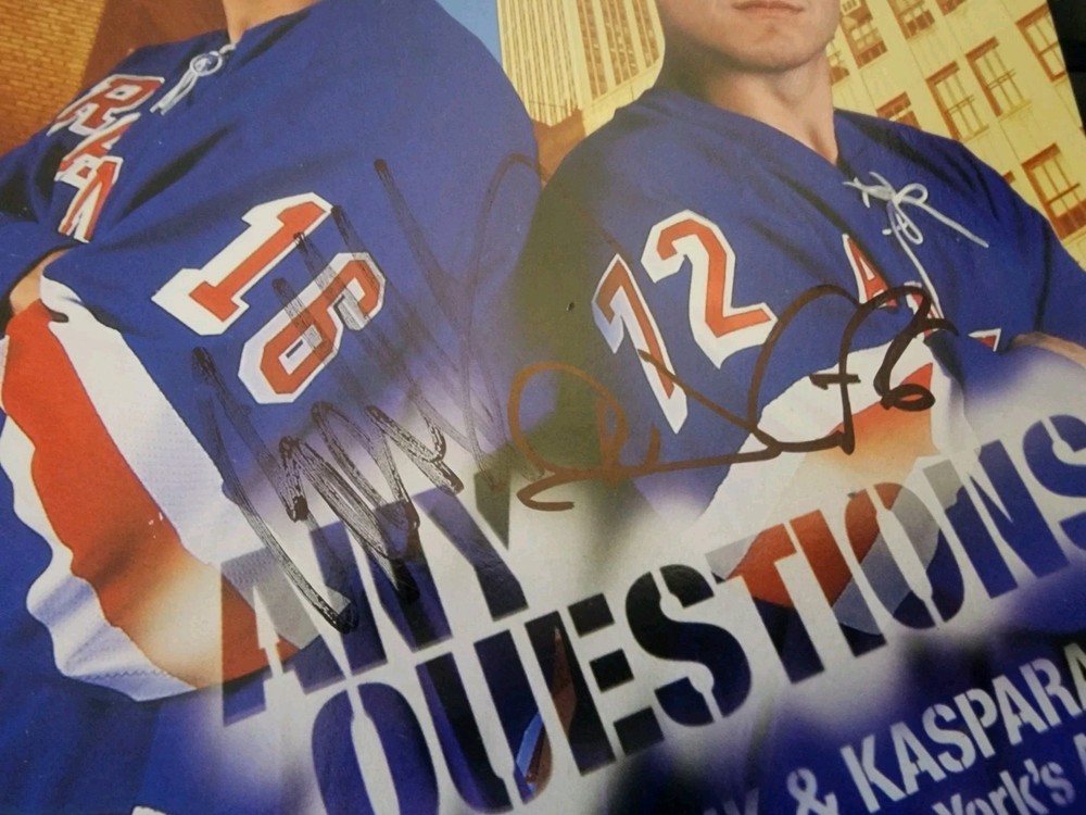 2002-03 New York Rangers Program Unmarked Numerous Autographs b10:r3