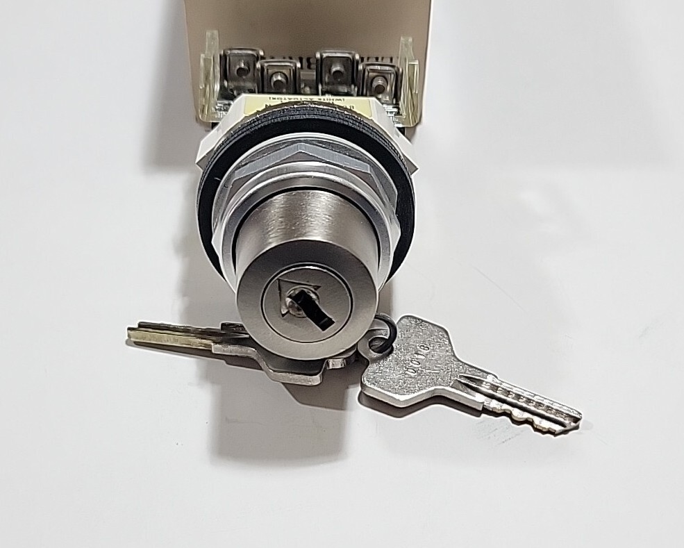 Allen-Bradley 800T-H33A 2 Position Key Selector Switch Maintain + Key Removal