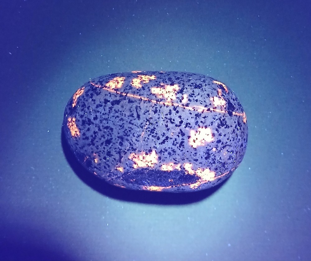 Fluorescent Sodalite (Yooperlite) -   3.8 oz.  A Nice Bright Yooperlite