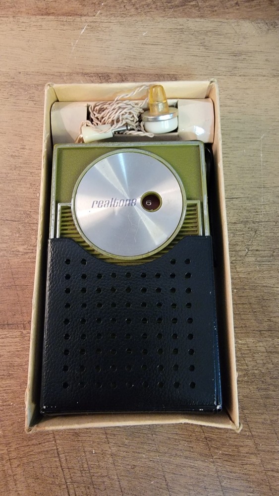 Vintage Realtone Solid State Transistor Radio Model 1166 in Box Tested Working