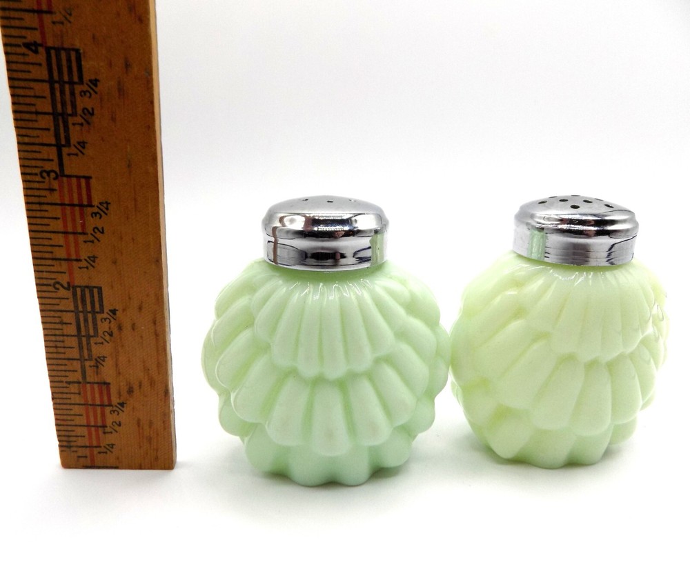 EAPG CONSOLIDATED Green Overlapping SHELL Pattern Salt & Pepper Shakers