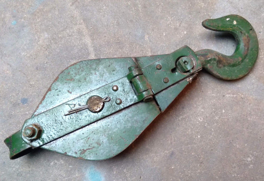 VINTAGE CAST IRON 4" PULLEY AND SWIVEL HOOK WITH LOWER GUIDE