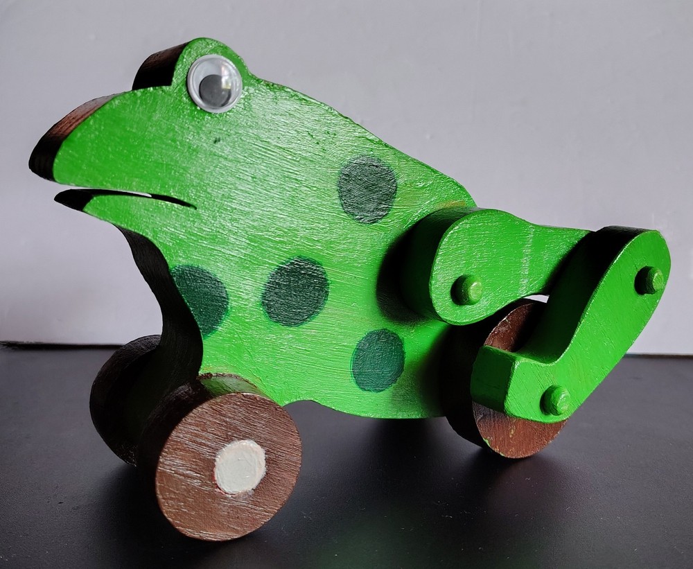 Vintage Handmade Solid Wood Grn Spot Frog Pull Toy Moveable Legs Hand painted