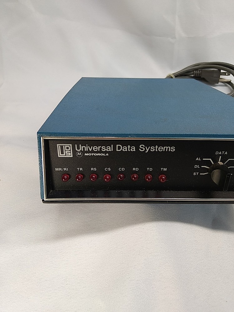 Vintage MOTOROLA 208 A/B MB UDS UNIVERSAL DATA SYSTEMS Powers On