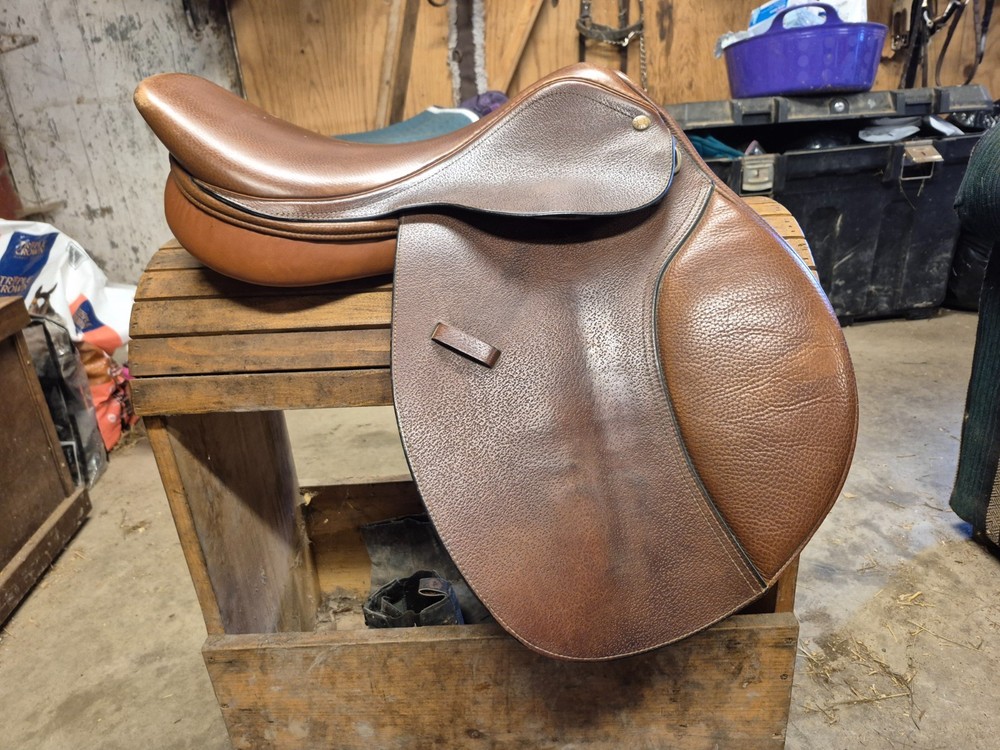 17.5 Collegiate Finalist Close Contact Saddle