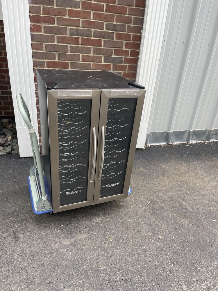 EdgeStar 32 Bottle Dual Zone Wine Cooler - TWR325ESS Needs Work One Side Powers