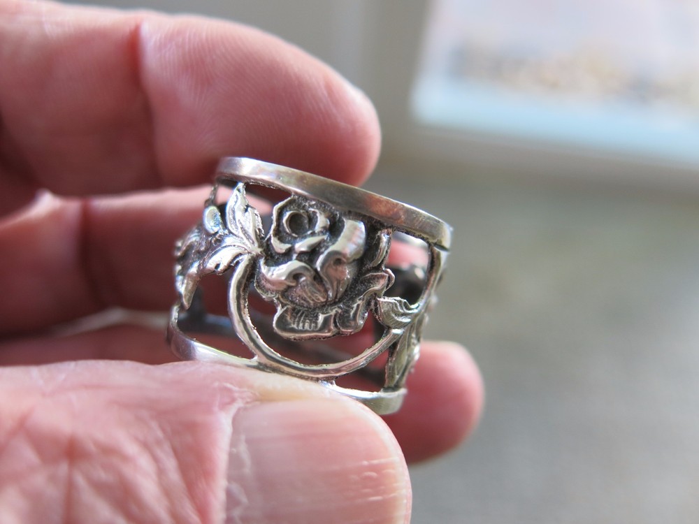 800 Silver Napkin Ring with Flowers 9.1g [2000]