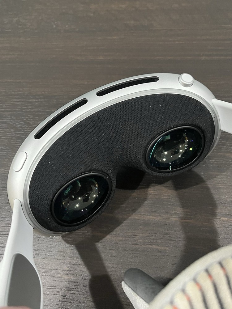 Apple Vision Pro - M2 - 256GB - MQL83LL/A - A2117