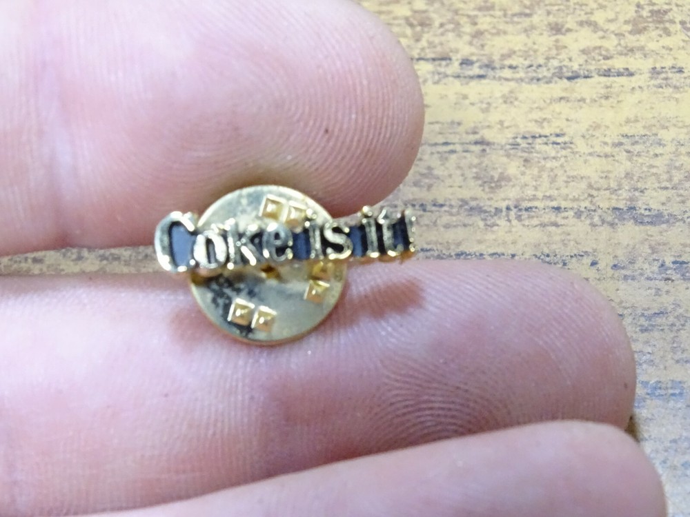 Coke This is it Gold tone Hat pin