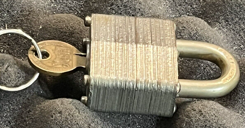 MASTER LOCK COMPANY #3 PADLOCK (2) BRASS KEYS.