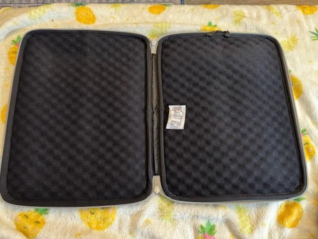 Elecom Zeroshock White Padded Computer Tablet Case est size 13.5"x10.5"