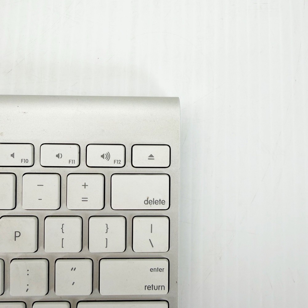 Genuine OEM Apple Wireless Bluetooth QWERTY White Keyboard