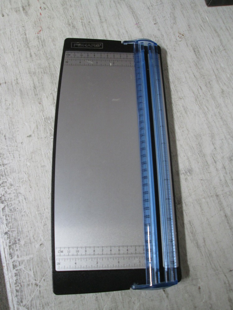 Fiskars 12" Paper Trimmer, Swing Up Ruler, GUC