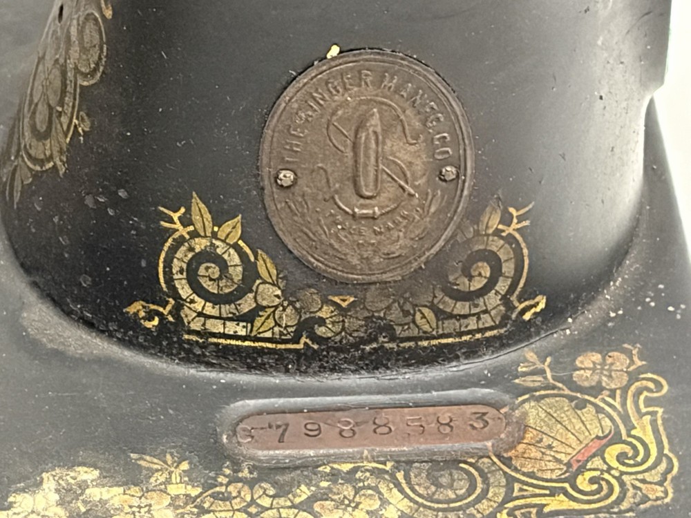 ANTIQUE SINGER SEWING MACHINE