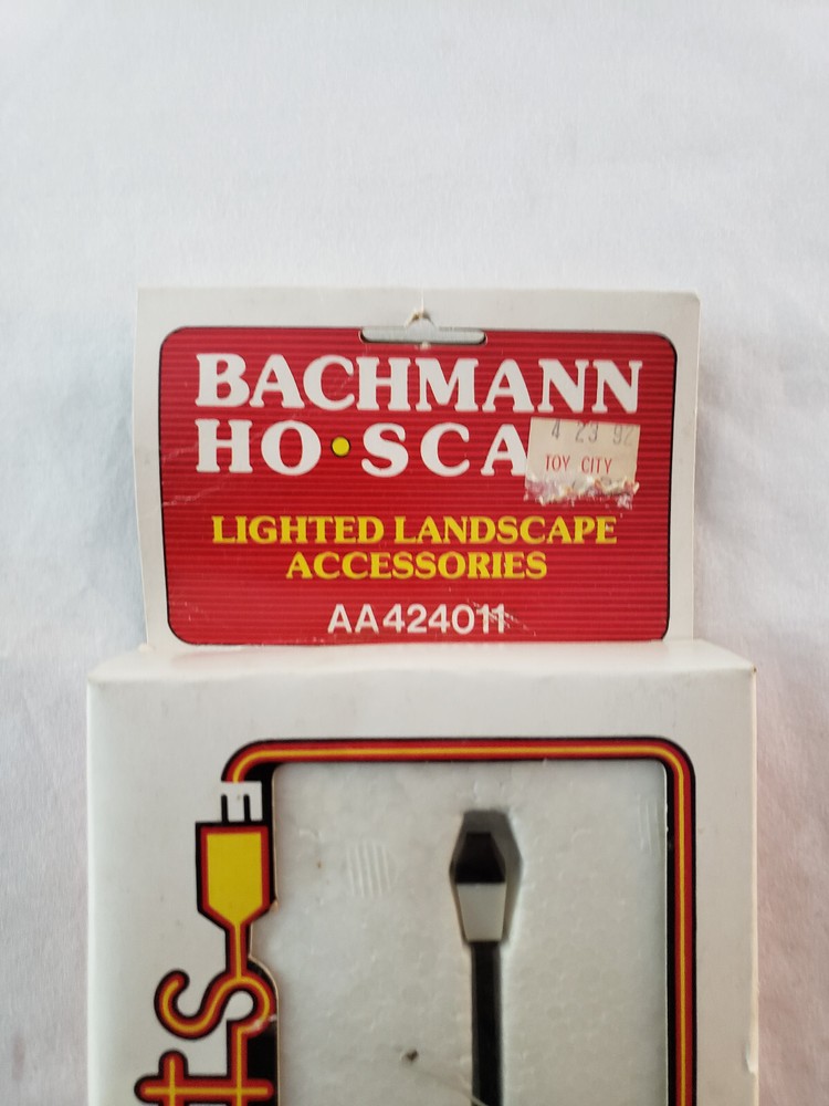 Bachmann HO Scale Highlights Two Lighted Lamp Posts Lndscape Accessory AA424011
