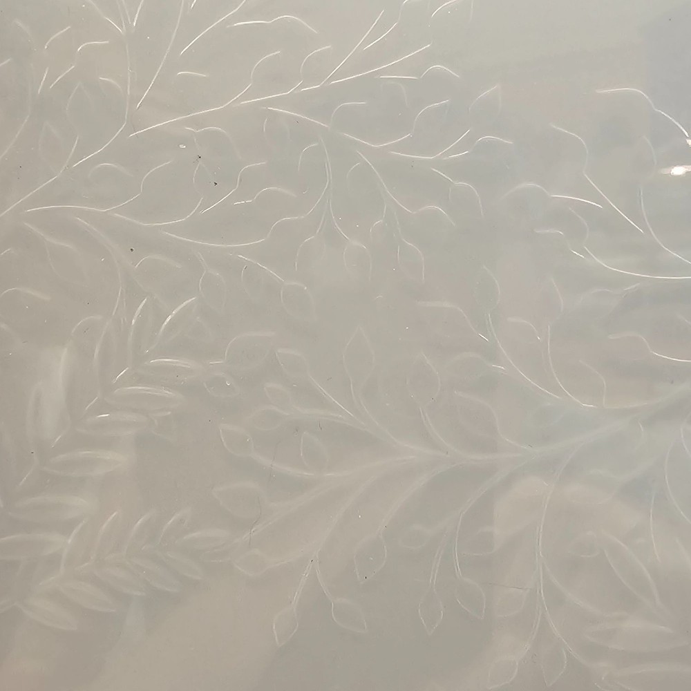 The Simon Says Stamp Wistful Leaves embossing folder