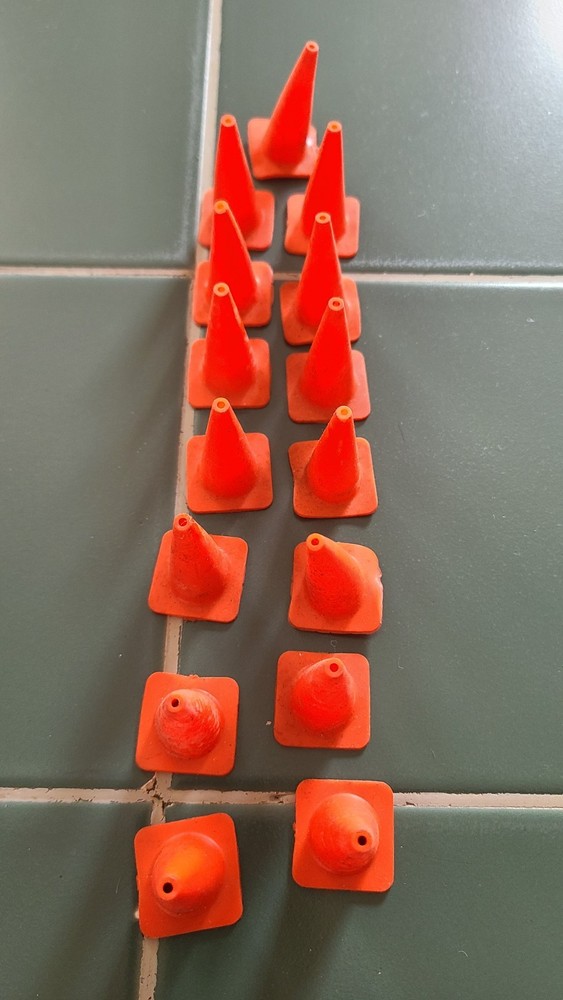 MODEL TOY CONSTRUCTION CONES 1/16 SCALE (15 PIECES)