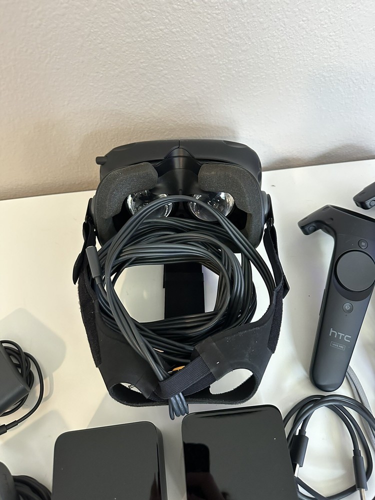 HTC Vive VR Headset Complete Set Full Kit System Steam VR PC Virtual Reality
