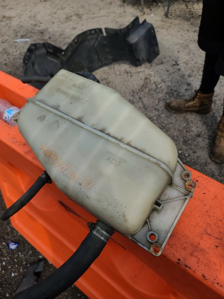 INTERNATIONAL RADIATOR OVERFLOW BOTTLE 2002105C2