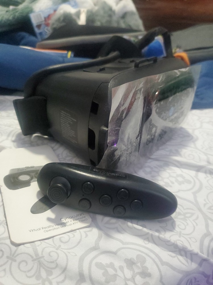 CYNOCULARS: VIRTUAL REALITY HEADSET & REMOTE