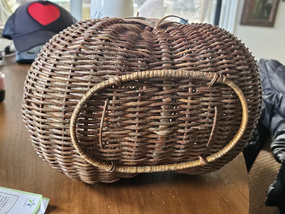 PRIMITIVE Vintage 10" WOVEN EGG GATHERING BUTTOCKS BASKET With Handle