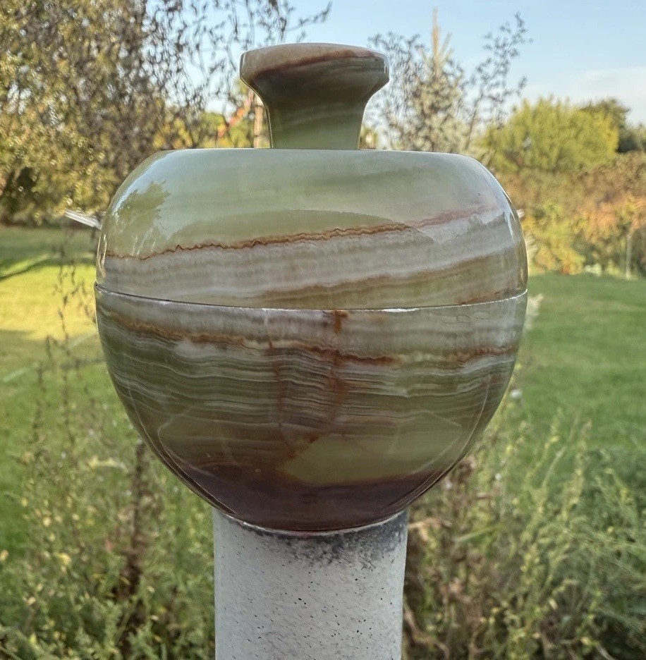 Onyx Apple Jar 4” – Hand-Carved Stone Decorative Container