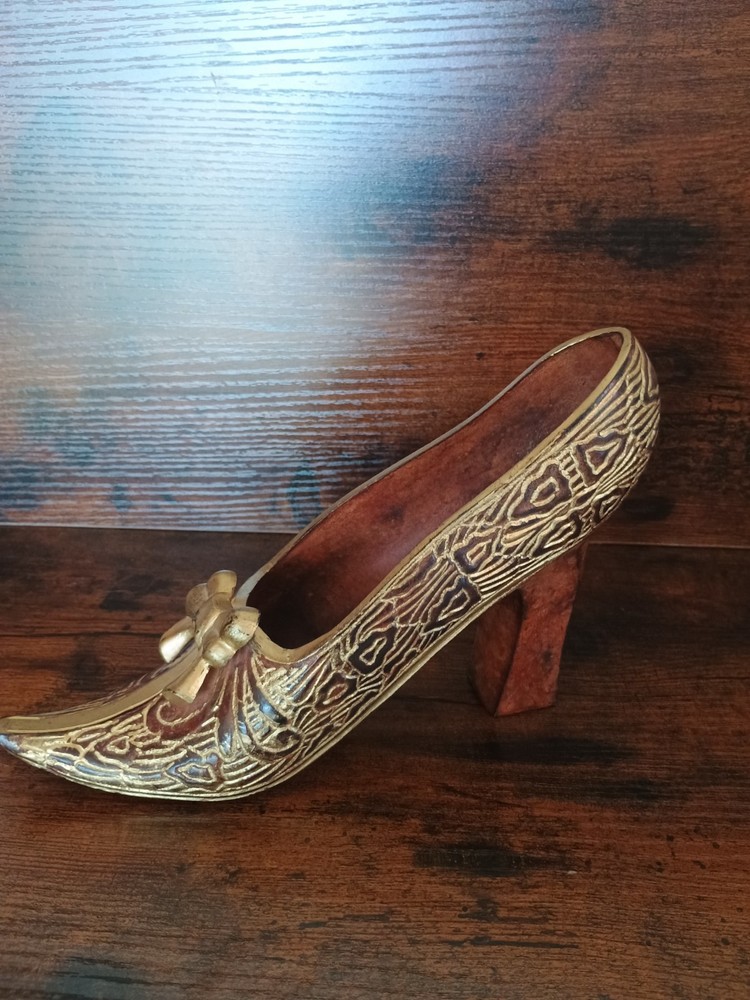 Antique cast metal pin cashing