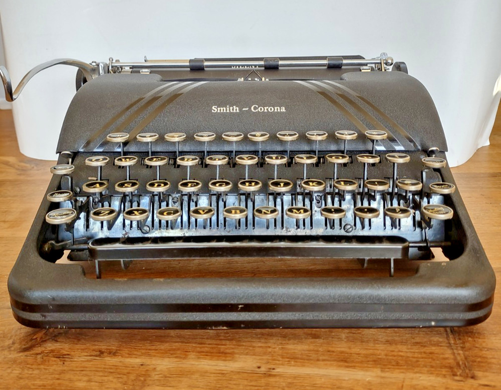 [Excellent] 1949 Smith-Corona Silent "Floating Shift" black typewriter with case