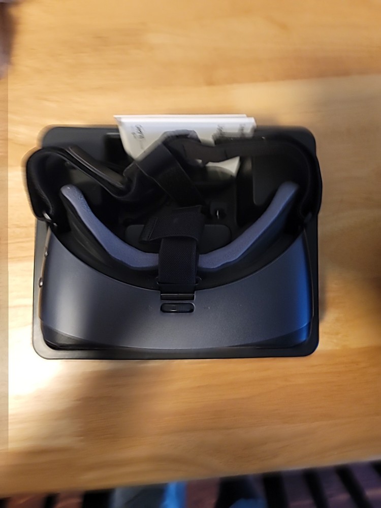 Samsung Gear VR Powered By Oculus Virtual Headset W/Controller SM-R324