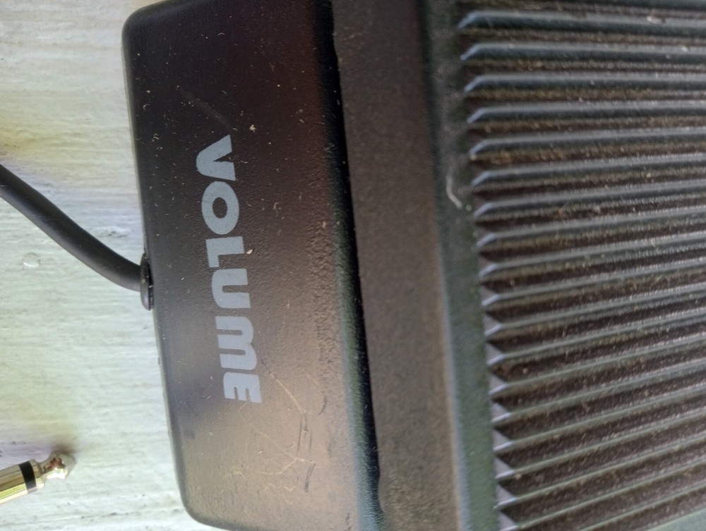 volume pedal for musical instruments