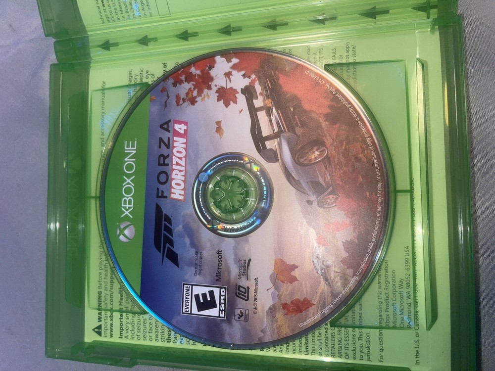 Xbox one W 8 games + Controller & Power+HDMI Cords