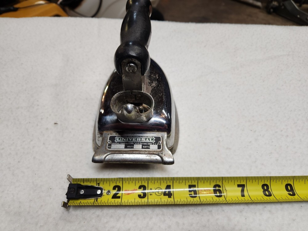 Universal Electric Iron No. E7770A VINTAGE IRON