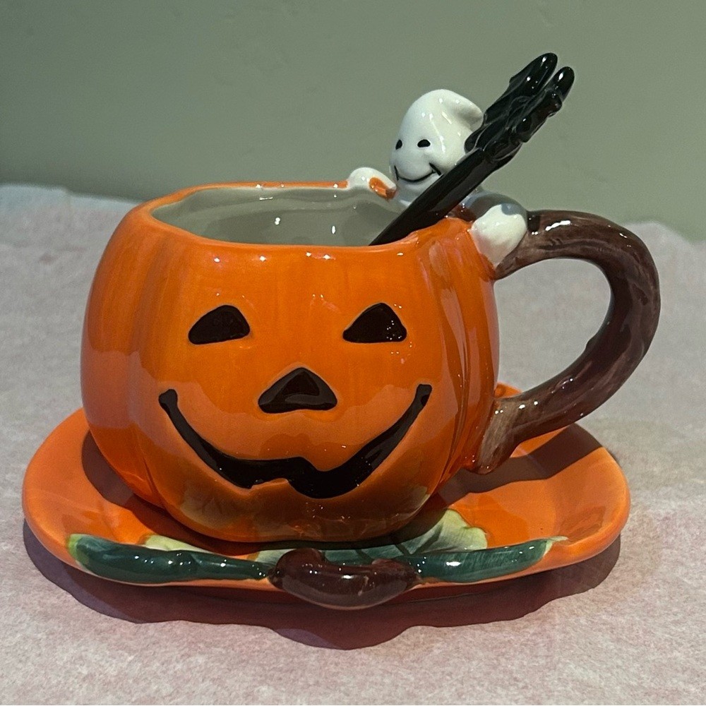 HAPPY HALLOWEEN By Corner Ruby 3 Piece Ceramic Pumpkin Mug, Saucer & Spoon Set.