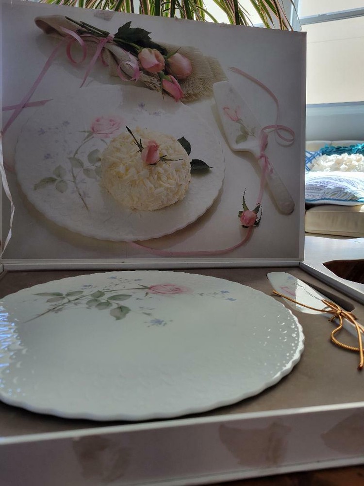 Mikasa Bone China Cake and Knife Set Never Use In Box