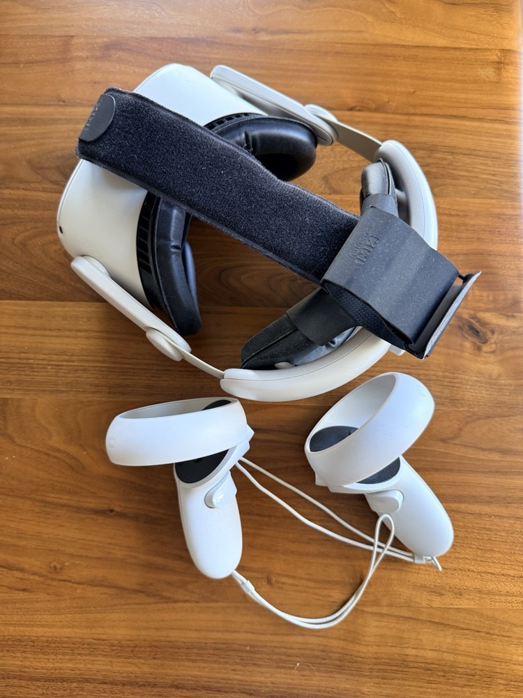 Meta Quest 2 With kiwi Strap And Case