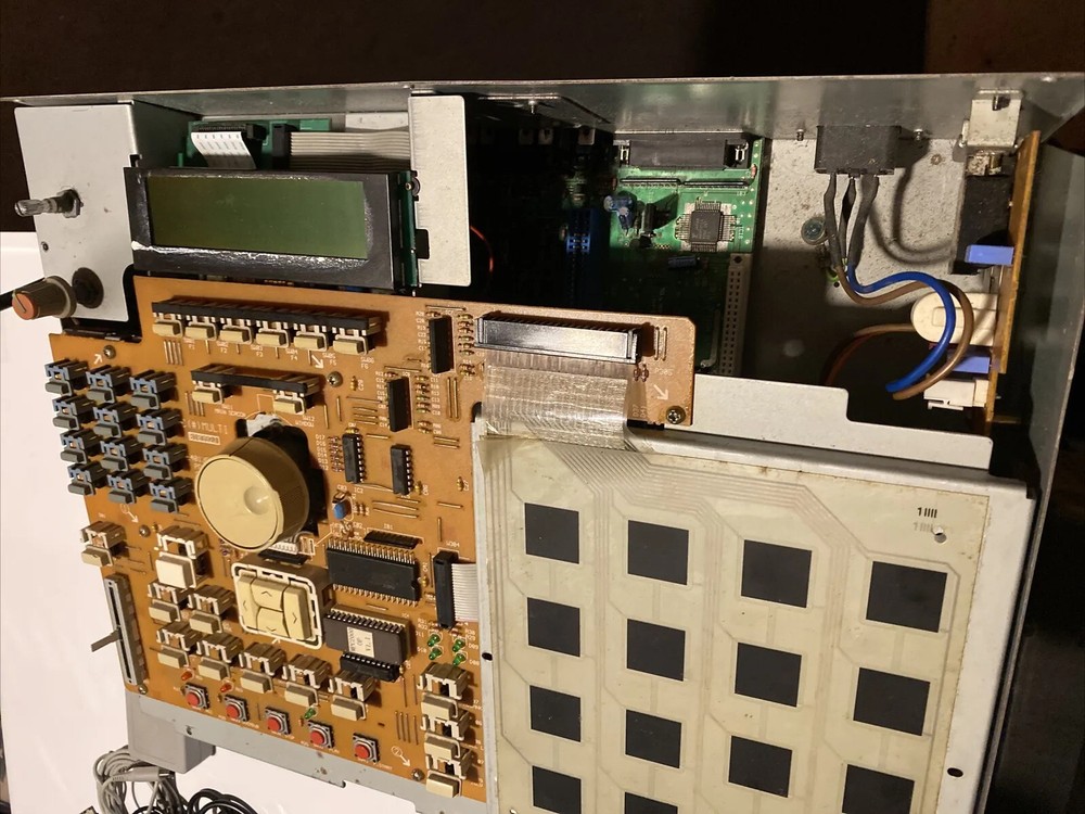 AKAI MPC 2000 Drum Machine Sampler Disk Powers On Linn Midi Beats