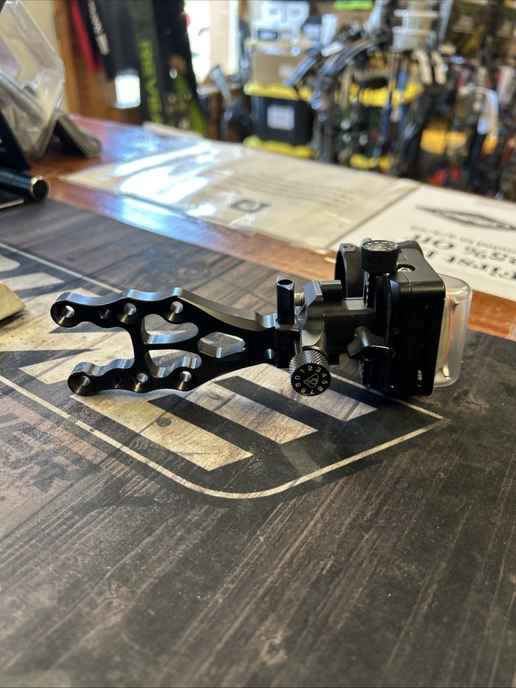 Used Right Handed Axcel 4 Pin Adjustable Sight