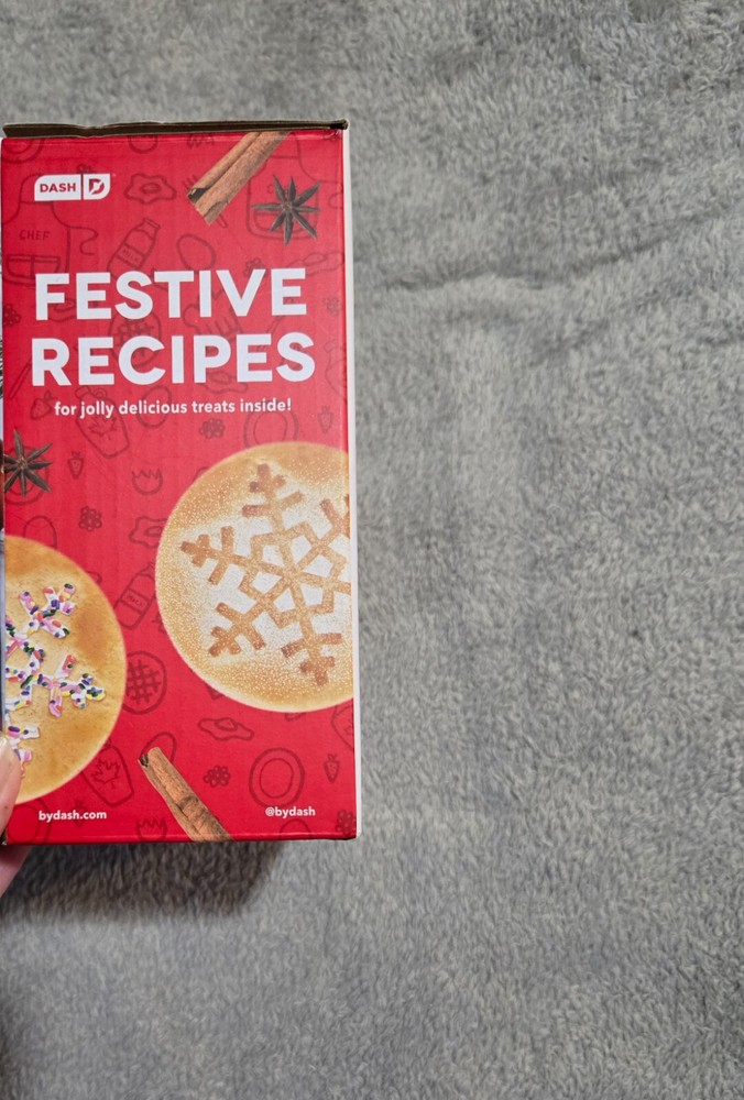 NIB Dash Snowflake Mini Waffle Maker 2023 Nonstick 4" Surface Christmas Holiday